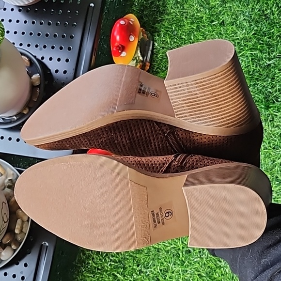 Soda Cognac Brown Heeled Bootie size 9 - Picture 5 of 6